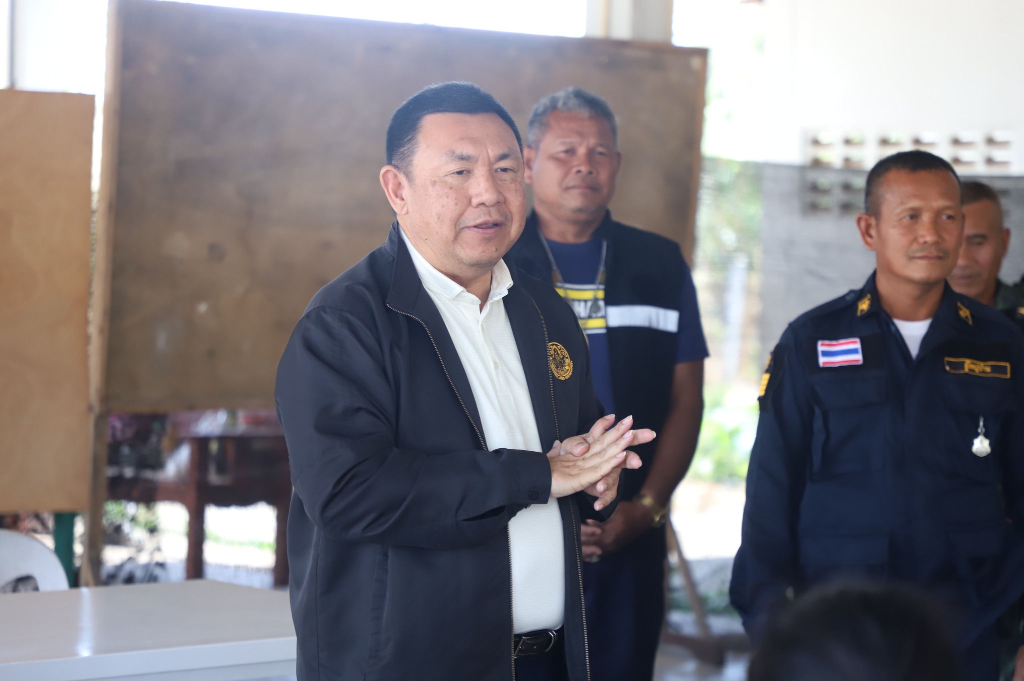 title - เลขาฯ ส.ป.ก. รุดให้กำลังใจพี่น้องเกษตรกรในเขตปฏิรูปที่ดินพื้นที่ชายแดนอุบลฯ ใกล้จุดสู้รบเพียง 7 กม.